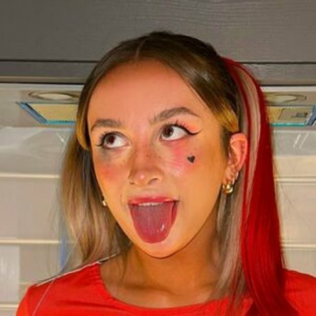 petitelunaxo free actress pictures