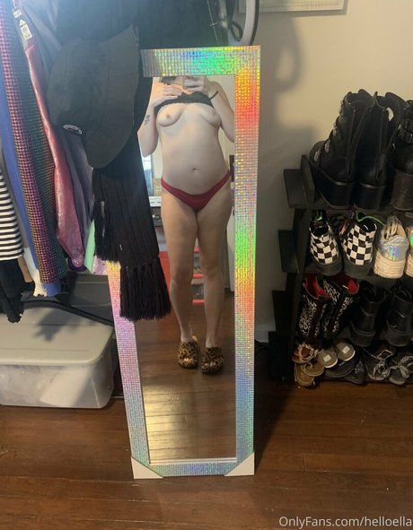 helloella model top picture