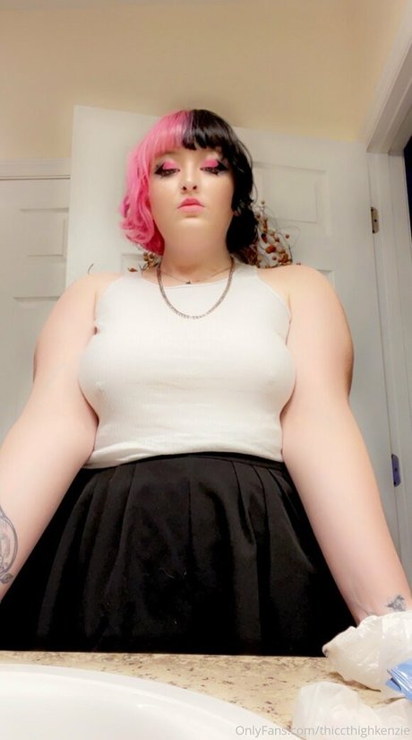thiccthighkenzie pretty model pic