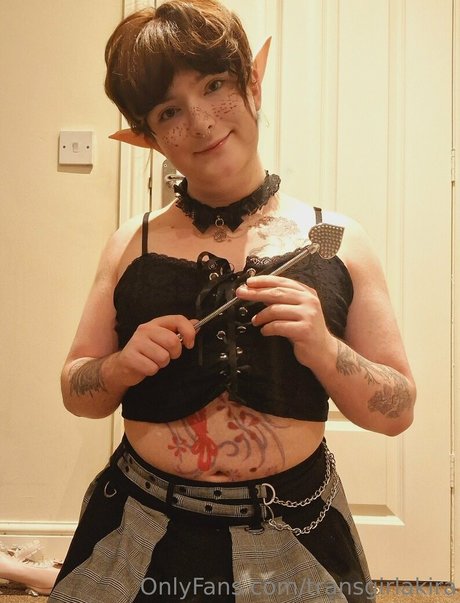 transgirlakira erotic star image