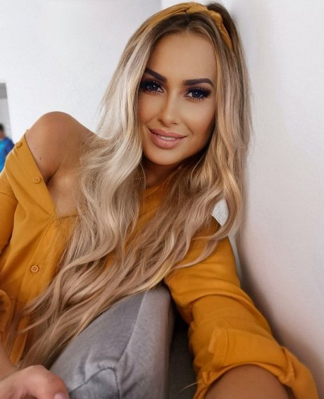 BELLA SUN model porn gallery