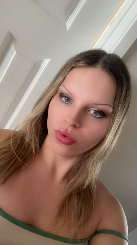 Miki Uchis_ sexy star pic