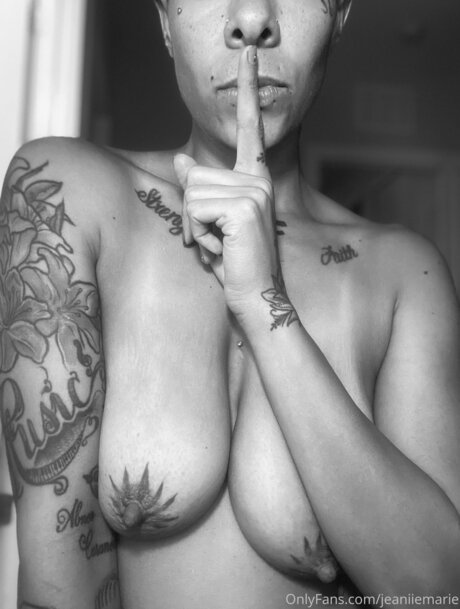 Jeanie Marie model hot image