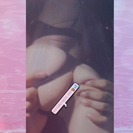 Hotgfdripp erotic model image