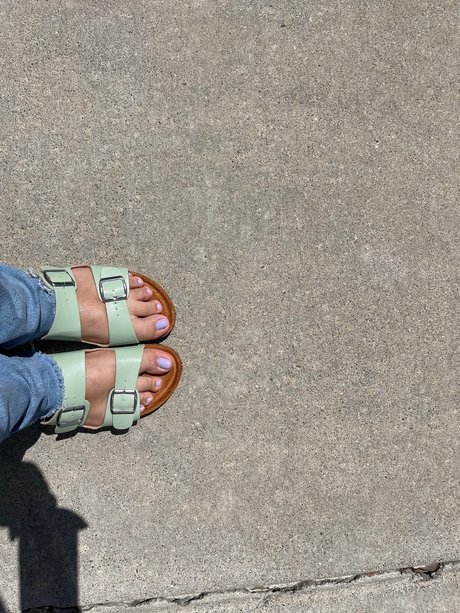 Vixenprettyfeet hot actress photo