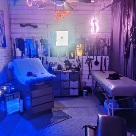 Mistress Sinn model sexy pictures