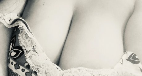 Sexy and sweet naked model pic