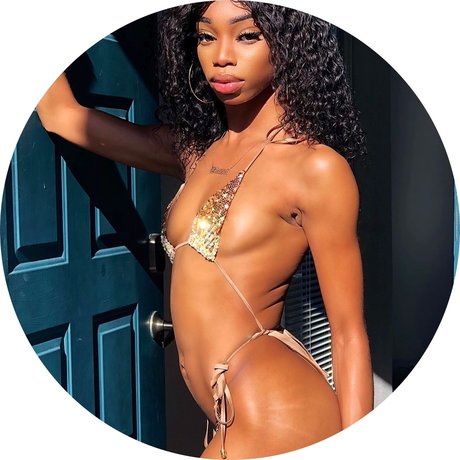 The Galactic Goddess Lips_ model exclusive pictures