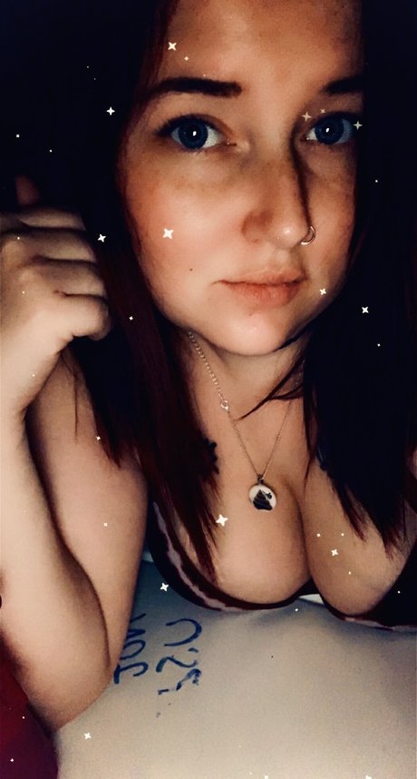 Lizzie Simpson read bio star exclusive photo