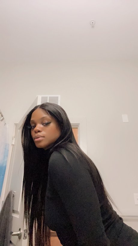 MollieMeGaMillion pornstar adult pic