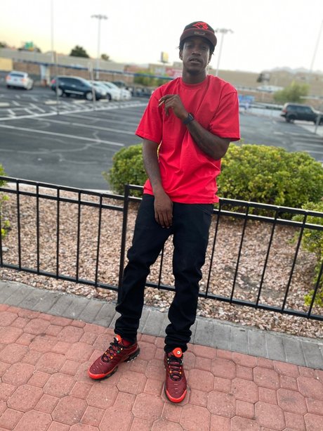 MrDickEmDown erotic actress photo