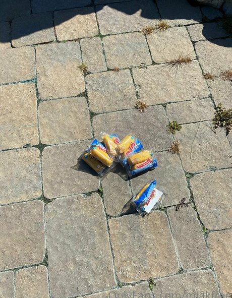 miakfree erotic model img