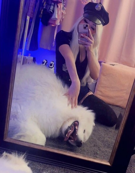 HowToMia pornographic actress pic