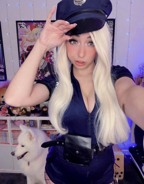 HowToMia model nice photo