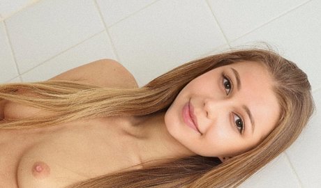 sarahisizzu erotic pornstar pics