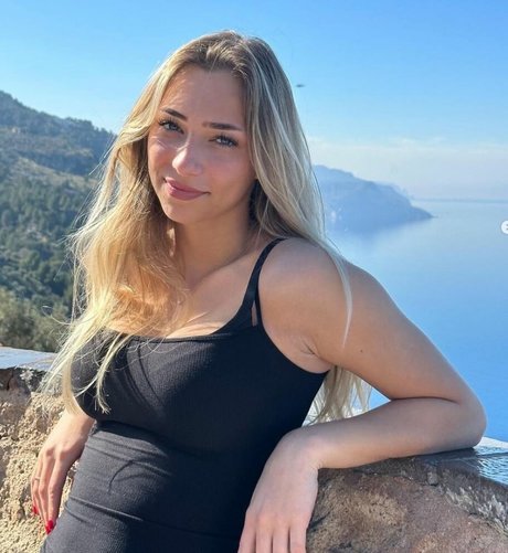 Delfine Stal star sexy image