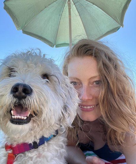 Alyssa Sutherland model hot pic