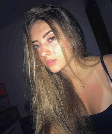 Gabi Amaral nude model picture