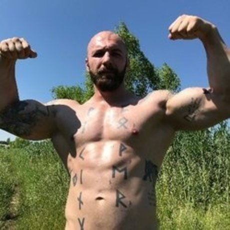 MuscleViking_ beautiful model pic