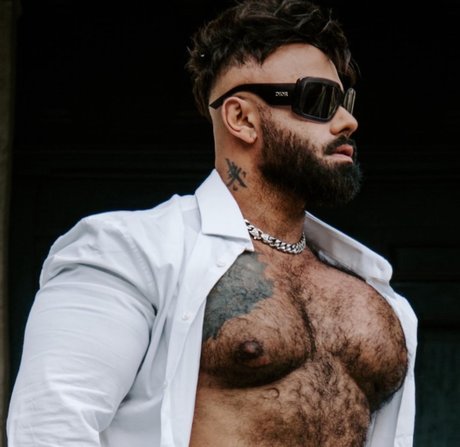 Bearded Huge muscle star pic