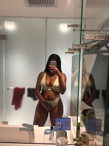 A Baddie nudes model archive