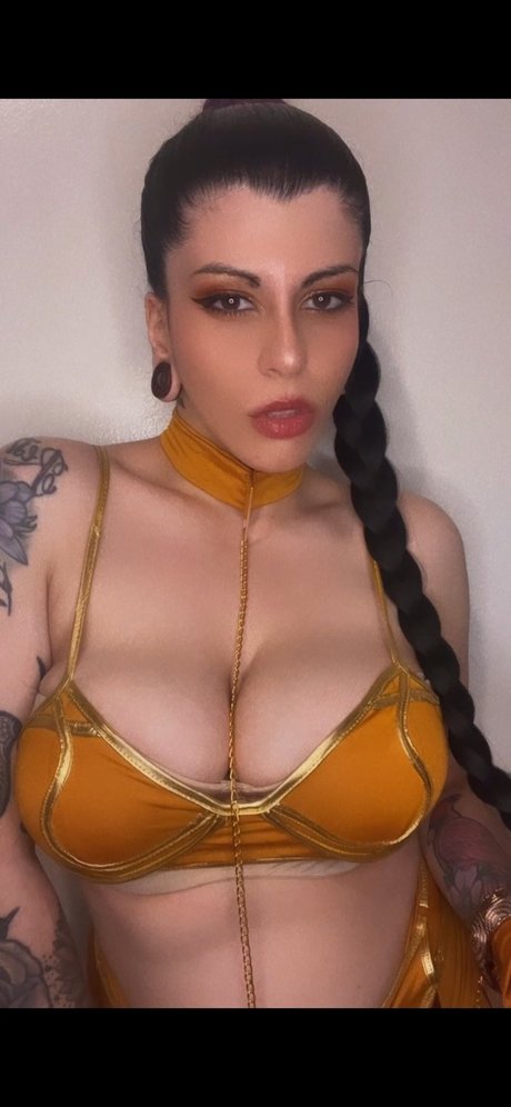 Ganja Green Queen model image