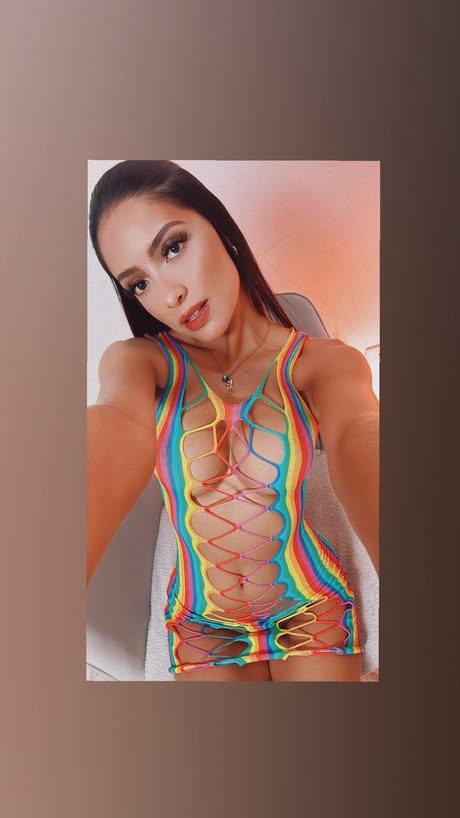 Ellie Santos_ pornographic model photos
