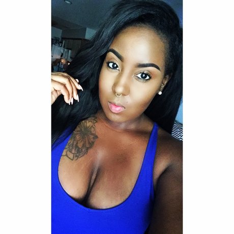 Curvy Nina model porn gallery