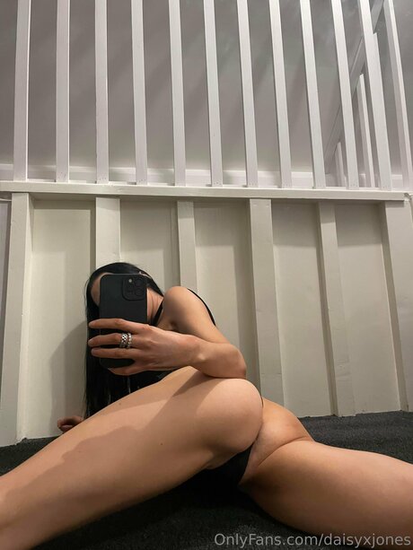 Daisy Jones FREE PAGE_ star perfect photo