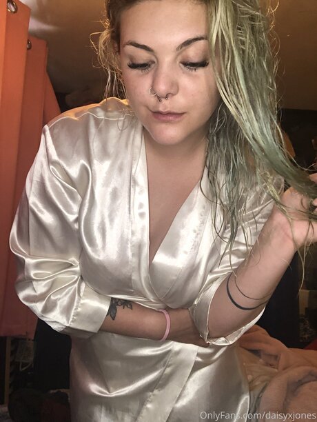 Daisy Jones FREE PAGE_ top model img