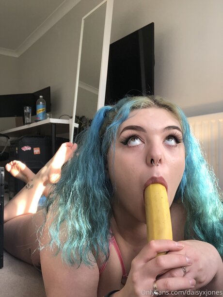 Daisy Jones FREE PAGE_ star pretty images