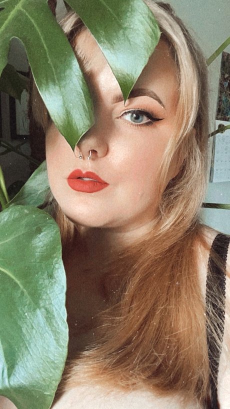 Curvy Meg adult star pics