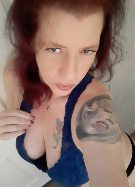 Curvy Lydia naked pornstar photo