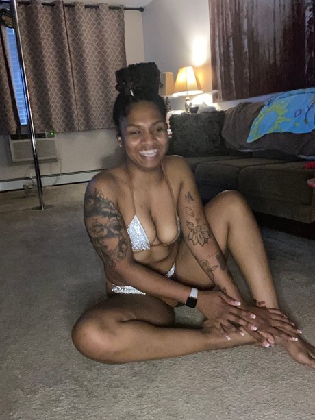 Naughtyy Ari_ star sexy pictures