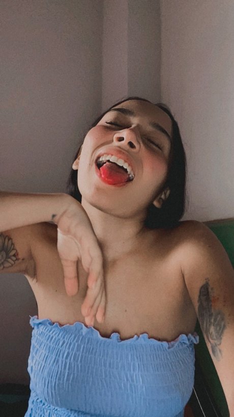 Alle fille petite_ erotic pornstar image