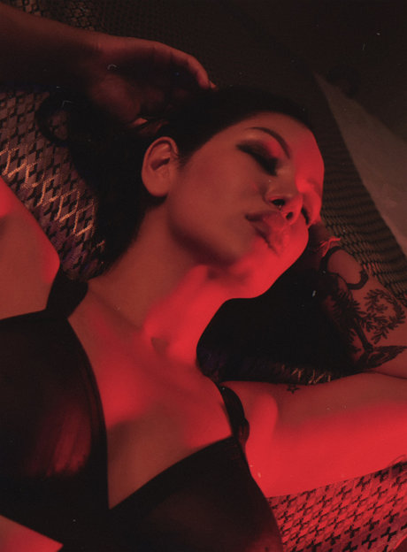 Neon Demon model free pictures