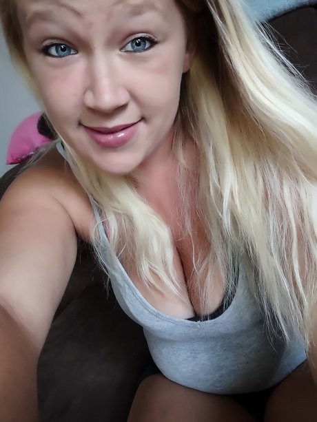 Countryyblondegirl star sexy pic