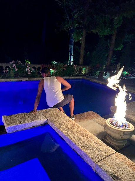 NEV s Premium model photo