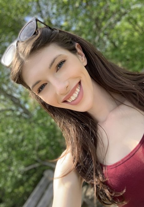 Ava Holt top star photo