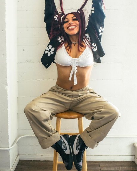 Kiera Please naked actress img