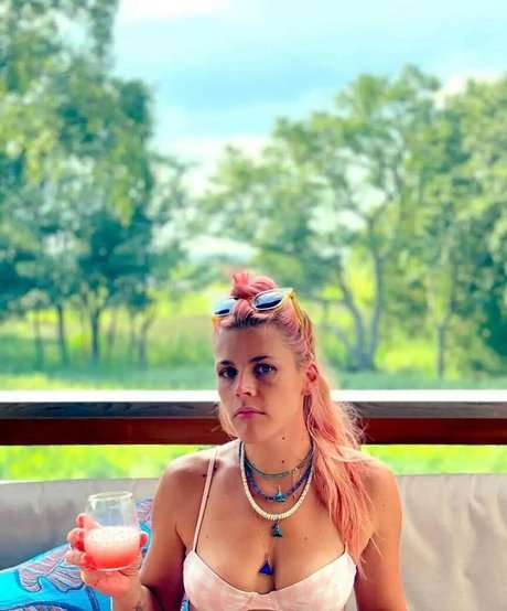 Busy Phillips art actress pics