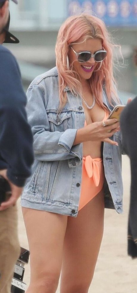 Busy Phillips model erotic pictures