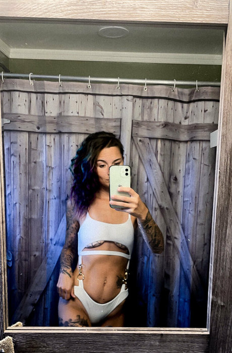 rubyroxanne model art pic