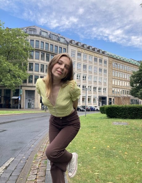 moon less model pornographic gallery