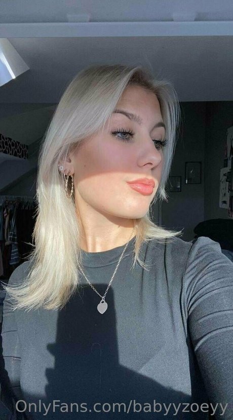 babyyzoeyy star nude images