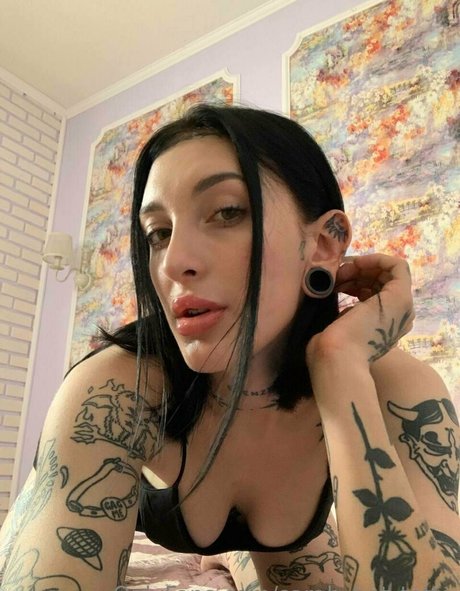 sarah hot tatto top model archive