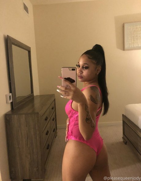 officiallyariaa model exclusive images