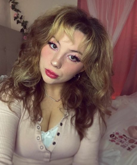 Kendi Ken ASMR art star photo