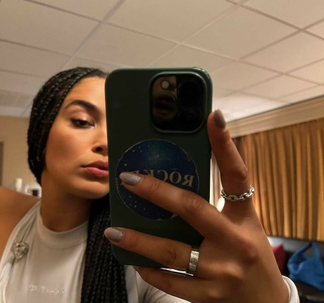 Jorja Smith pretty model image