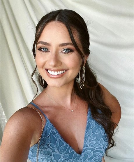 Camila Bonatelli model naked img